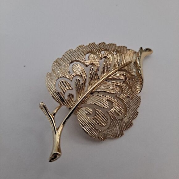 Goldtone Leaf brooch NWOT - Picture 6 of 7